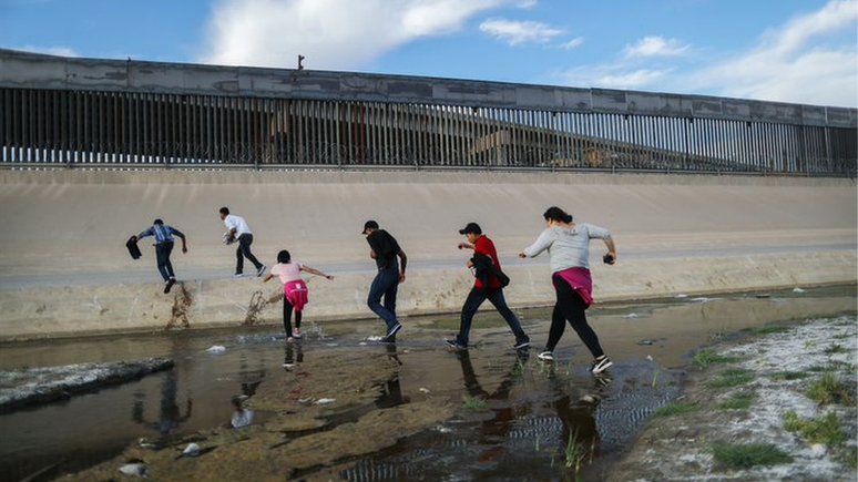 Migrantes tentam cruzar a fronteira EUA-México usando muitas rotas diferentes; alguns simplesmente tentam fazer a viagem a pé