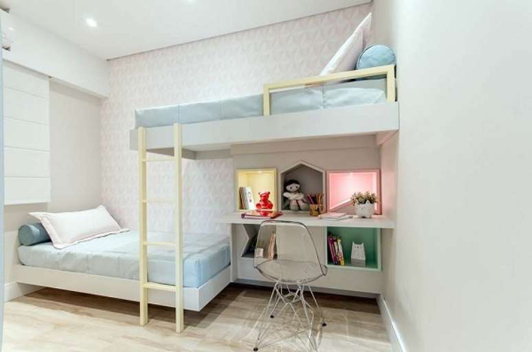 47. Mesa de estudo para quarto com beliche e cadeira transparente &ndash; Foto Alessandra Zeni