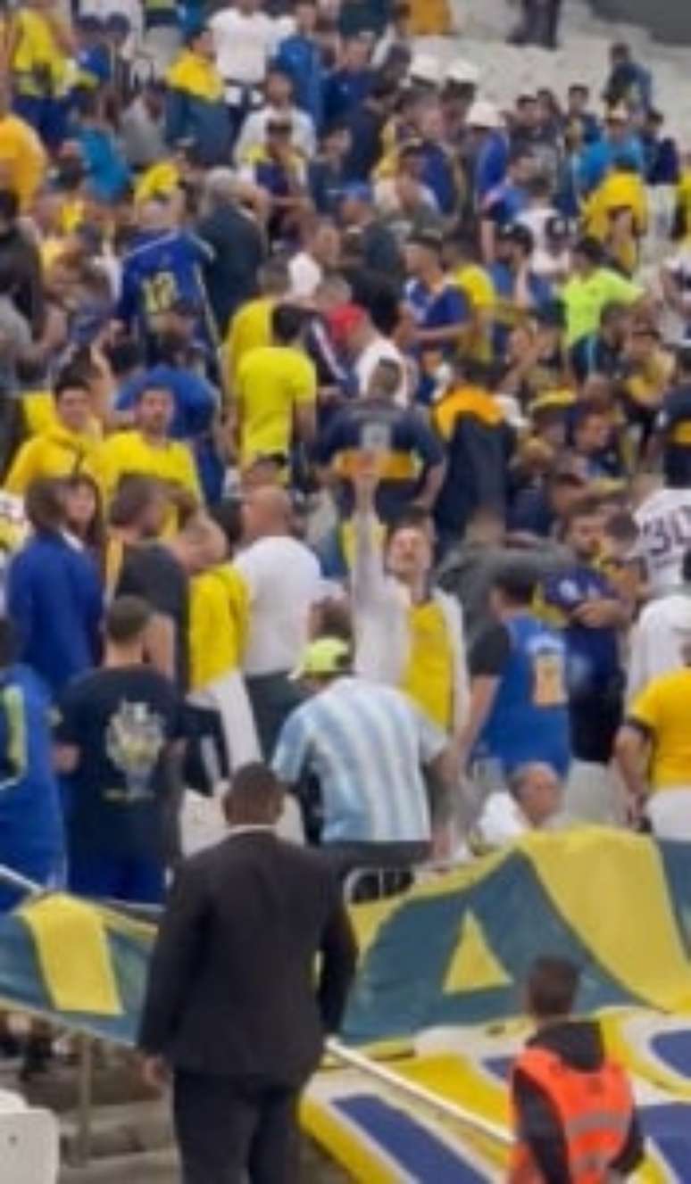 Torcedor do Boca fazendo suposto gesto nazista pagou a fiança (Foto: Reprodução/Ag.Corinthians)