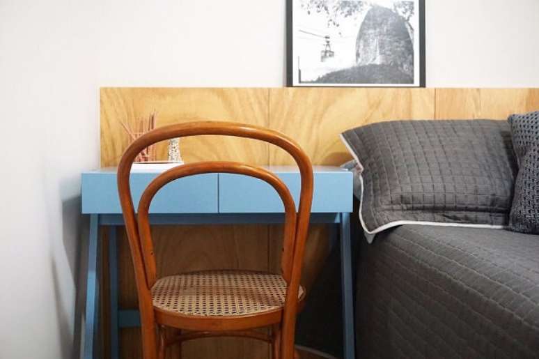 42. Mesa de estudo para quarto ao lado da cama – Foto Estudio Gamboa de Arquitetura