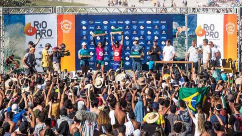 Pódio da etapa de Saquarema contou com o brasileiro Filipe Toledo, vencedor no masculino (Foto: Divulgação/Prefeitura de Saquarema)