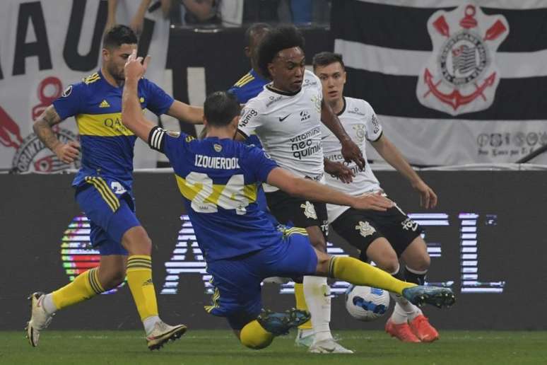 Willian saiu nos minutos finais da partida com o Boca (Foto: NELSON ALMEIDA / AFP)