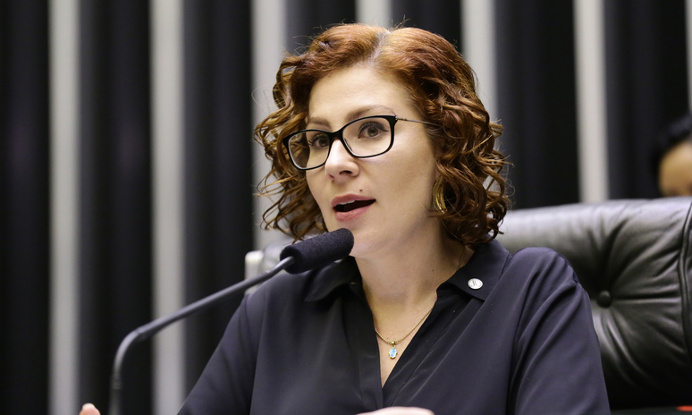 Juíza condena Carla Zambelli a indenizar deputadas por chamá-las de 'genocidas'