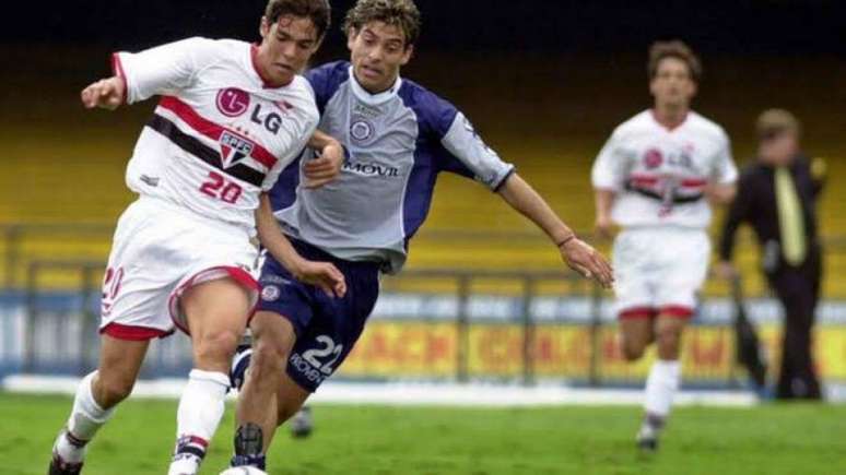 Kaká em partida do Tricolor contra o Talleres, em 2001, pela Copa Mercosul (Foto: Acervo/LANCE!)