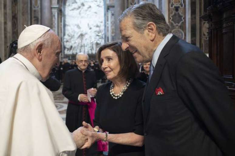 Nancy Pelosi cumprimenta papa Francisco no Vaticano