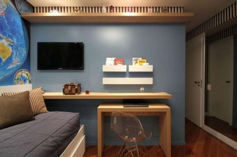 50. Mesa de estudo para quarto com mesa de madeira – Foto Meyer Cortez Arquitetura e Design