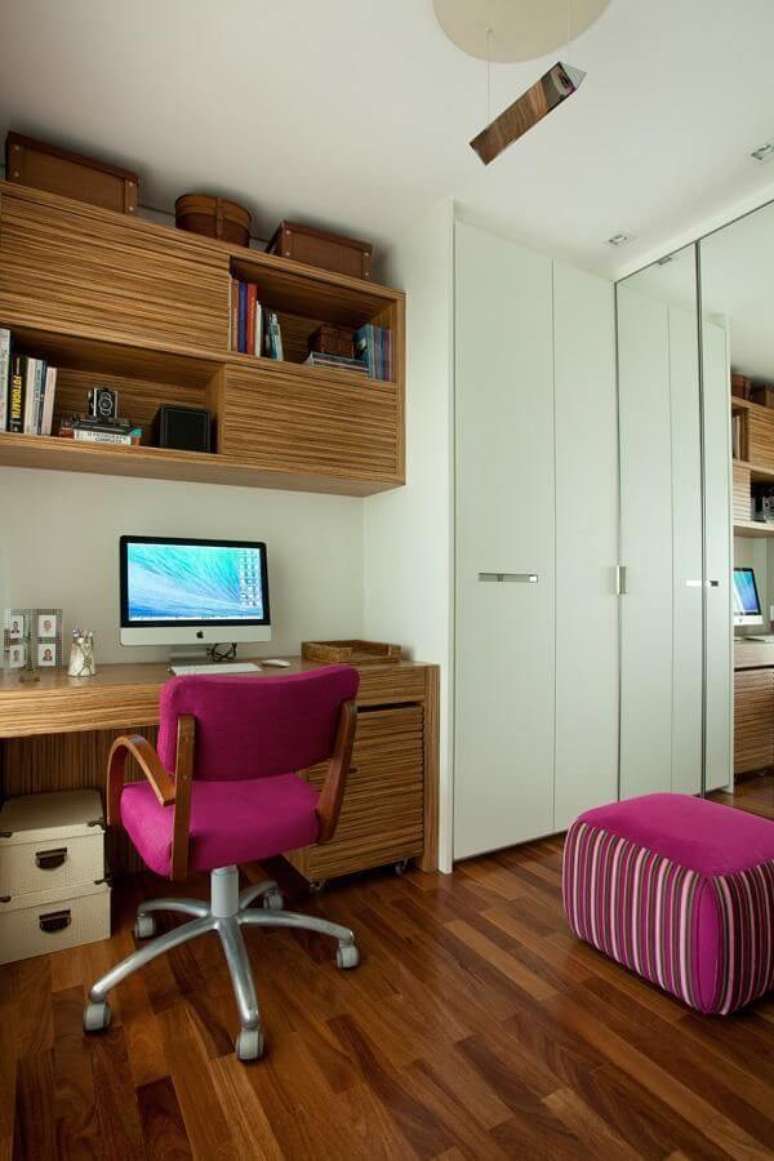 24. Cadeira ergonômica na organização de quarto pequeno com mesa de estudo – Foto Liliana Zenaro