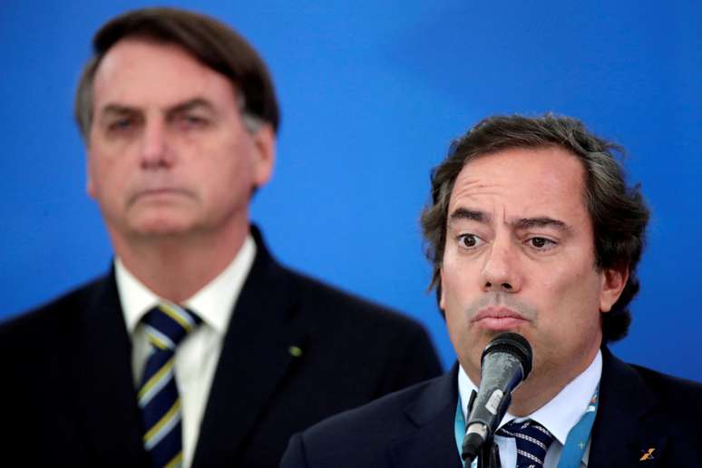 Pedro Guimarães; ao fundo, Jair Bolsonaro
