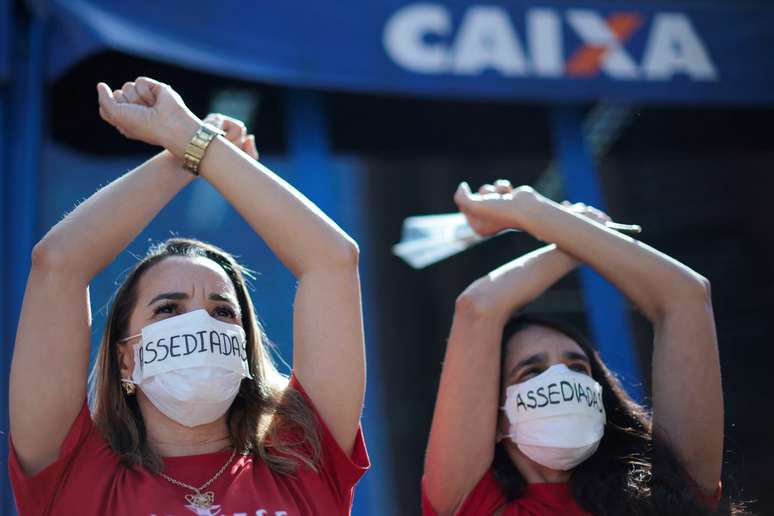 Funcionários da Caixa Econômica Federal protestam em frente à sede do banco em Brasília, contra o ex-presidente da instituição, Pedro Guimarães, após acusações de assédio sexual se tornarem públicas