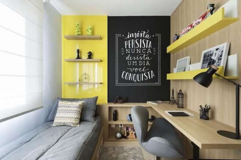 11. Mesa de estudo para quarto amarelo e cinza – Foto Adela Parvu