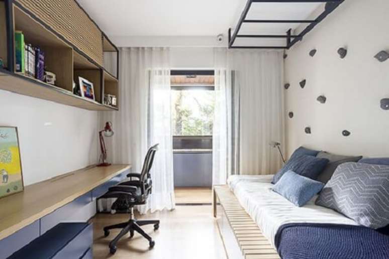 43. Mesa de estudo para quarto azul com cadeira preta &ndash; Foto Ricardo Basset