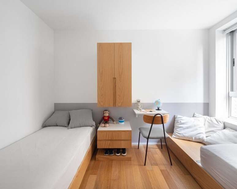 3. Mesa de estudo para quarto planejado com almofadas cinza – Foto Balaio Arquitetura
