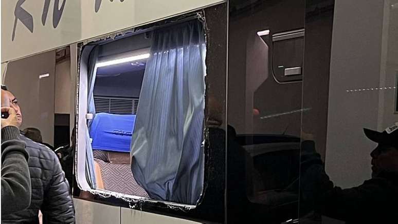 Pedrada quebra janela de ônibus que levava o Boca para Itaquera