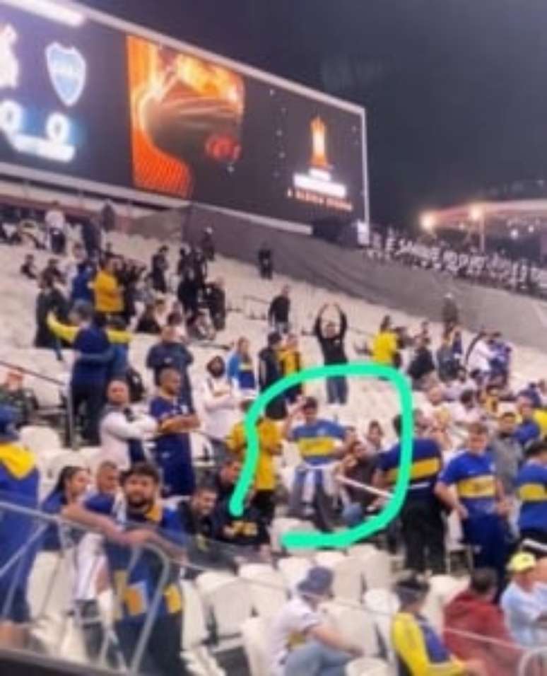 Momento em que torcedores fazem gestos racistas para os torcedores do Timão (Foto: Reprodução / Internet)
