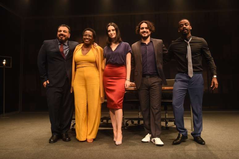 Luís Lobianco, Tatiana Tibúrcio, Anna Sophia Folch, George Sauma e Raphael Logam (esq. para dir.), na estreia da peça 'O Método Grönholm', no Teatro Unimed, em São Paulo