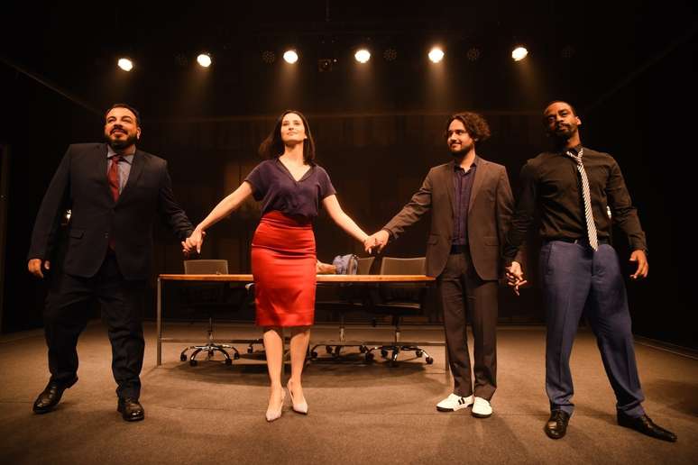 Elenco da pe&ccedil;a 'O M&eacute;todo Gr&ouml;nhol', que entrou em cartaz no Teatro Unimed, em S&atilde;o Paulo