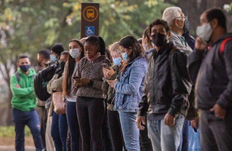 Movimentação de passageiros em terminal da zona sul da cidade de São Paulo, na manhã desta quarta-feira, 29 de junho de 2022, durante a greve dos motoristas e cobradores de ônibus