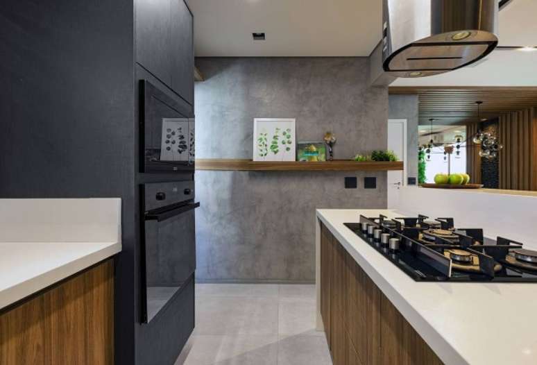 59. Cozinha americana com piso de porcelanato acetinado – Foto Alex Bonilha