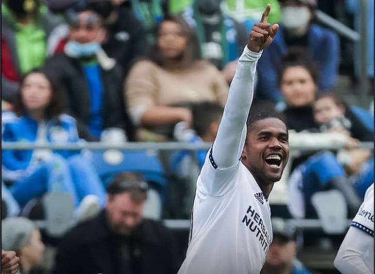 Douglas Costa em ação pelo Los Angeles Galaxy (Foto: Divulgação/LA Galaxy)