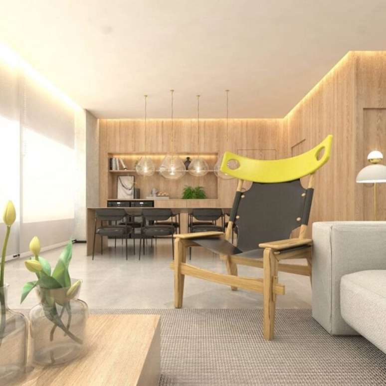 37. Porcelanato para sala de estar clara e poltrona preta e amarela &ndash; Foto Fernando Azevedo