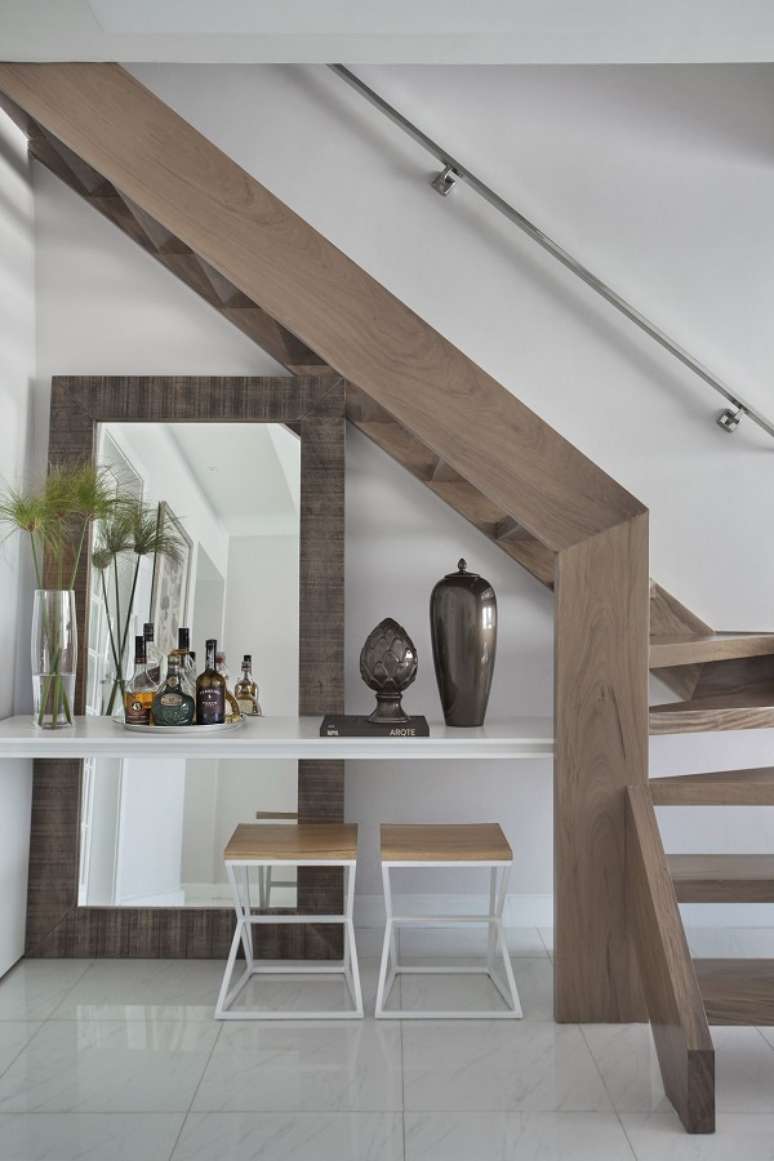 46. Rodap&eacute; de porcelanato acetinado para sala de estar moderna &ndash; Foto Mariana Martini