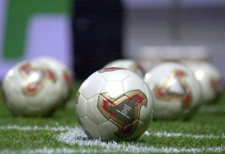 'Fevernova' foi a bola da Copa do Mundo de 2002 (Foto: KIM JAE-HWAN/AFP)
