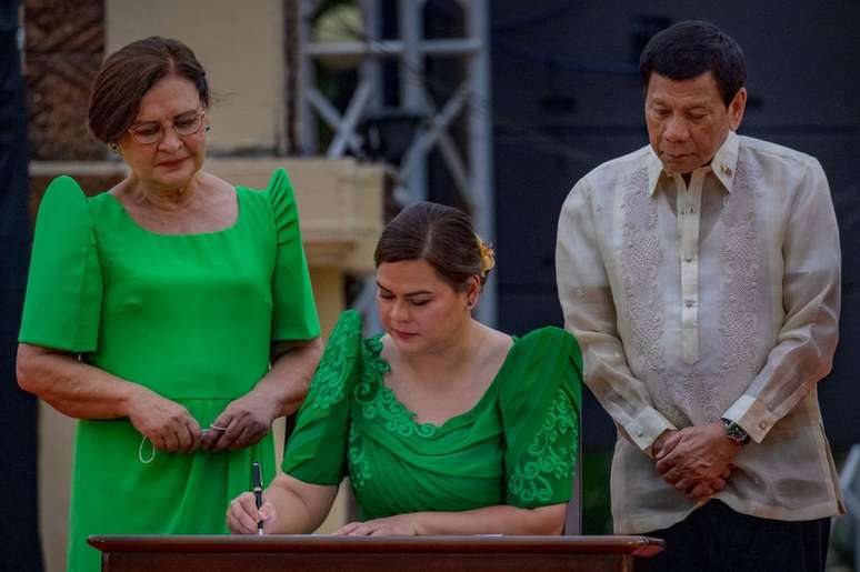 Sara Duterte (centro) é a nova vice-presidente das Filipinas