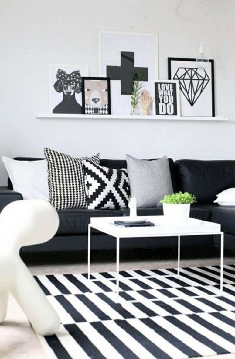 60. Enfeites para sala com decoração minimalista preto e branca – Foto: GoodNewsArchitecture