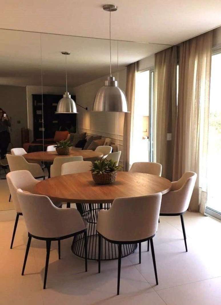 51. Sala de estar com porcelanato acetinado e mesa de madeira &ndash; Foto Club Mobili&nbsp;