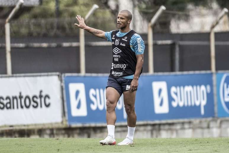 Carlos Sánchez deu a assistência para o gol de Angulo contra o Deportivo Táchira (Foto: Ivan Storti/Santos FC)