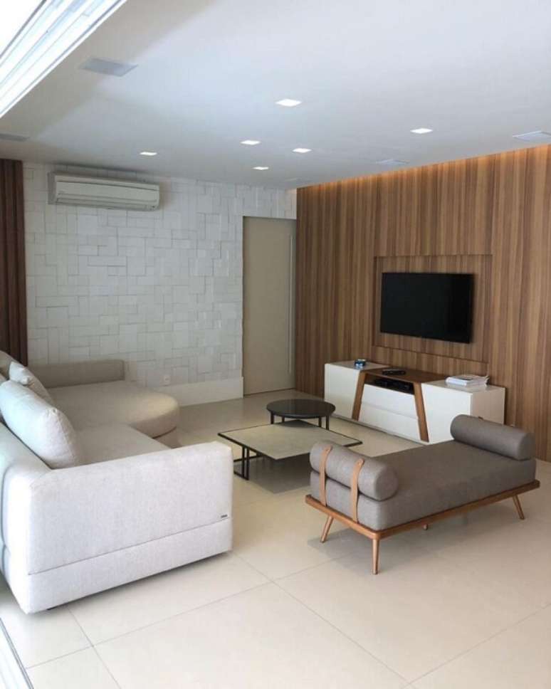 34. Porcelanato para sala clara com m&oacute;veis claros &ndash; Foto Bianchi Lima