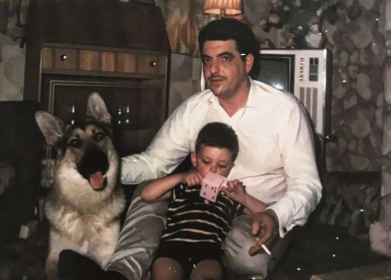 Chris McGlade com pai e cachorro