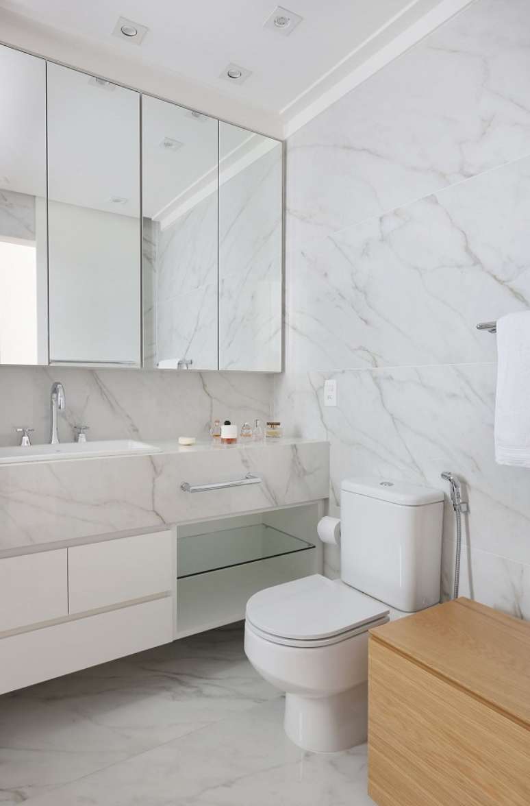 9. Banheiro com porcelanato acetinado marmorizado – Foto Anna Paula Moraes