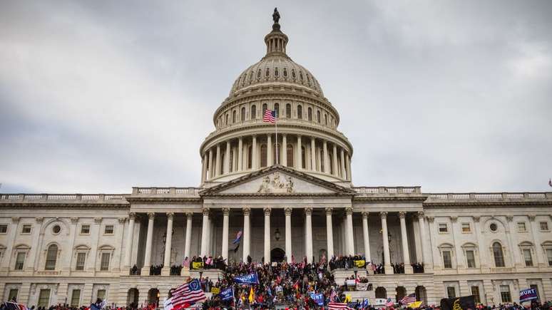 Invas&atilde;o do capit&oacute;lio por apoiadores de Trump em 6 de janeiro de 2021