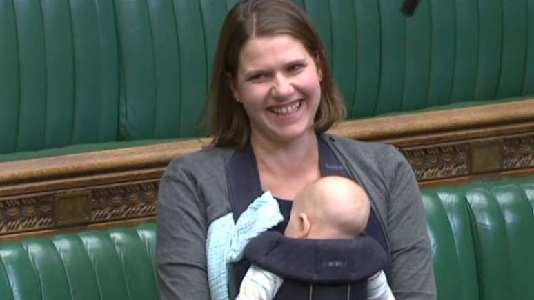 Ex-deputada britânica Jo Swinson foi a primeira parlamentar britânica a levar seu bebê à Câmara durante um debate, em 2018