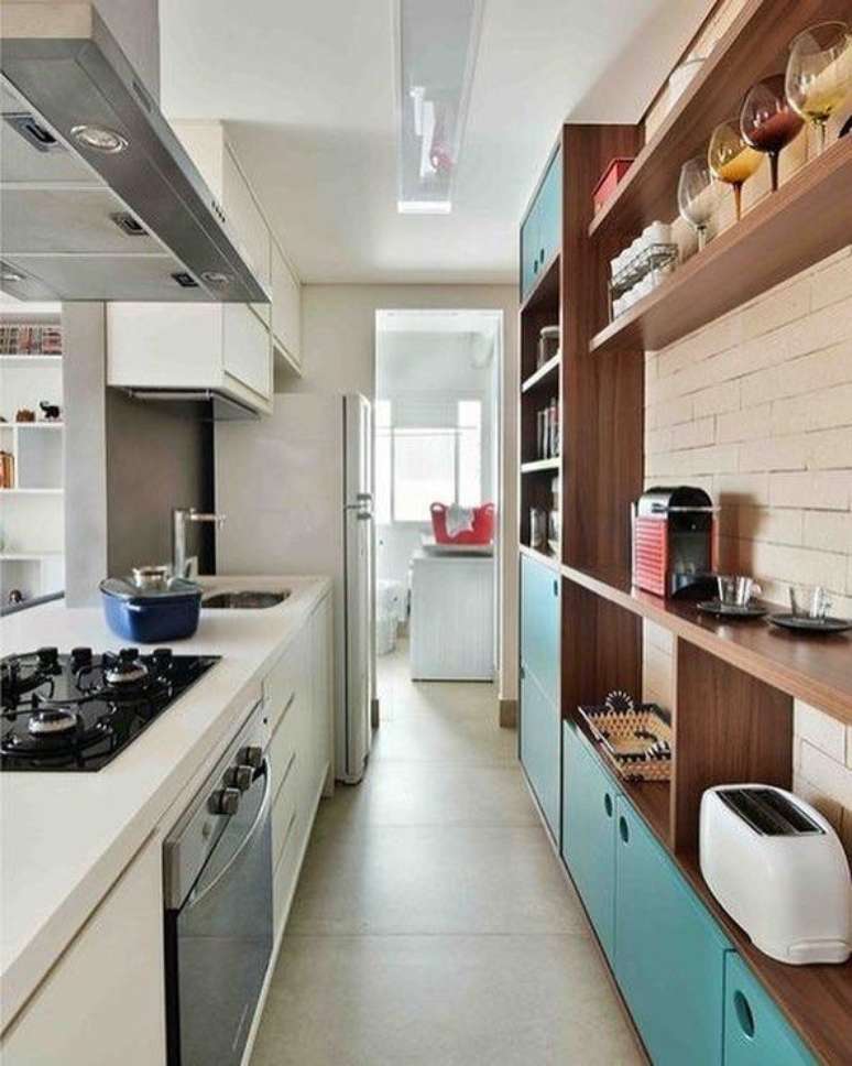 4. Cozinha com porcelanato acetinado e armário azul – Foto Studio Viva