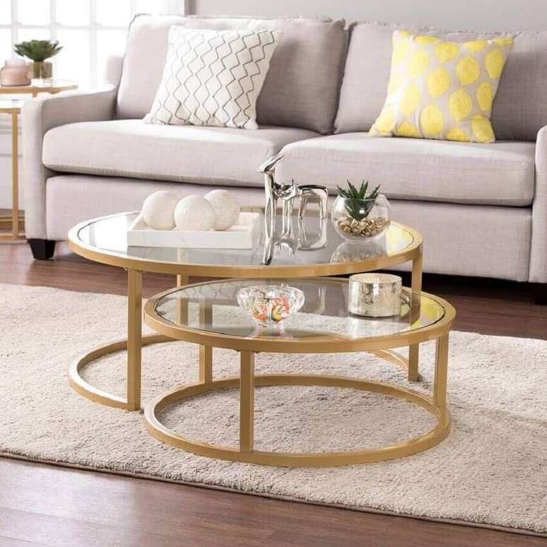 38. Decora&ccedil;&atilde;o para sala com mesa de centro redonda com tampo de vidro e objetos decorativos para sala de estar &ndash; Foto: Over Stock