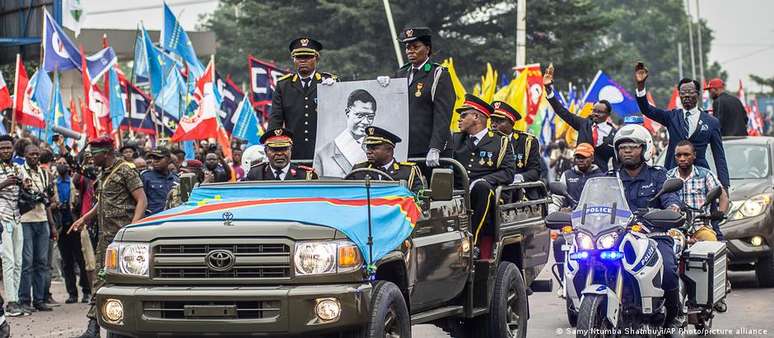 Multidão acompanhou o cortejo com os restos mortais do líder político na cidade de Kinshasa, capital do Congo