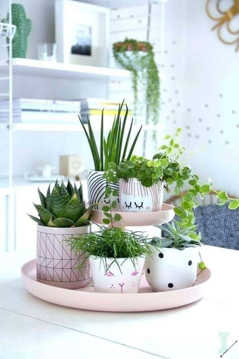 56. Invista em vasinhos decorados como enfeites para sala – Foto: Fresh IDEES