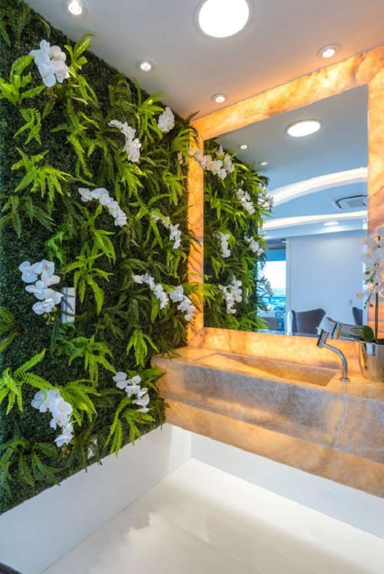 56. Banheiro com parede de flores e piso de porcelanato acetinado &ndash; Foto Homify Br