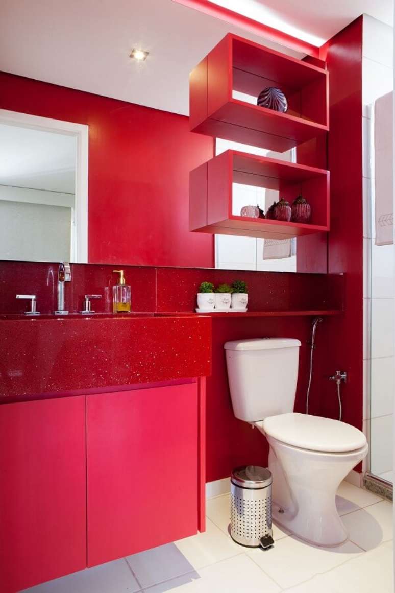 26. Porcelanato acetinado para banheiro vermelho – Foto Rodrigo Kolton