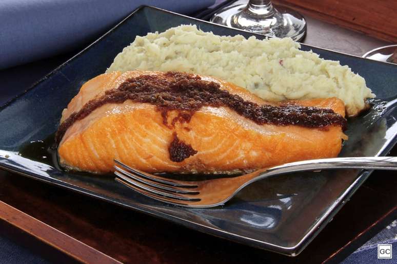 Salmão grelhado com purê de batata-doce – Foto: Guia da Cozinha