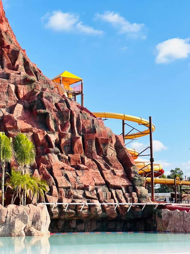 Vulcão gigante, inspirado no Volcano Bay, de Orlando, entrará em 'erupção' a cada 15 minutos.