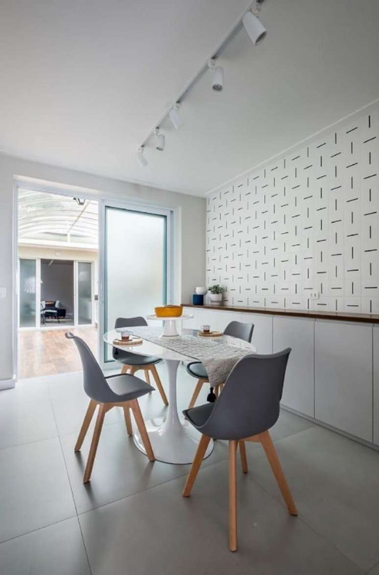 33. Porcelanato para sala cinza com mesa de jantar oval – Foto Mira Arquitetura