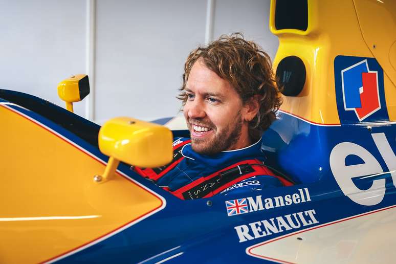 Vettel a bordo do carro que já foi pilotado por Nigel Mansell