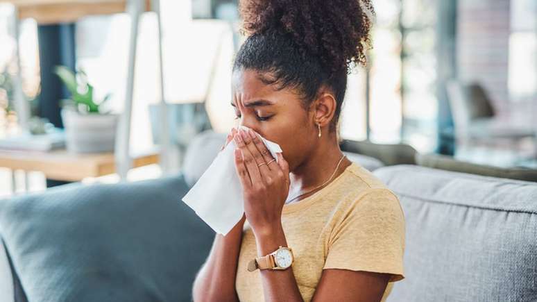 Com o passar da pandemia e o avanço da vacinação, sintomas mais comuns de covid ficaram menos graves