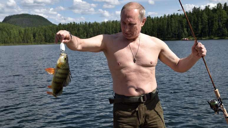 Viagem de pesca na Sibéria foi outra chance para Putin posar sem camisa