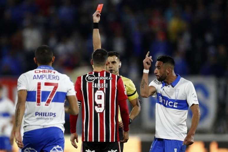 Calleri leva o cartão vermelho no duelo contra a Católica, na última quinta (Foto: JAVIER TORRES / AFP)