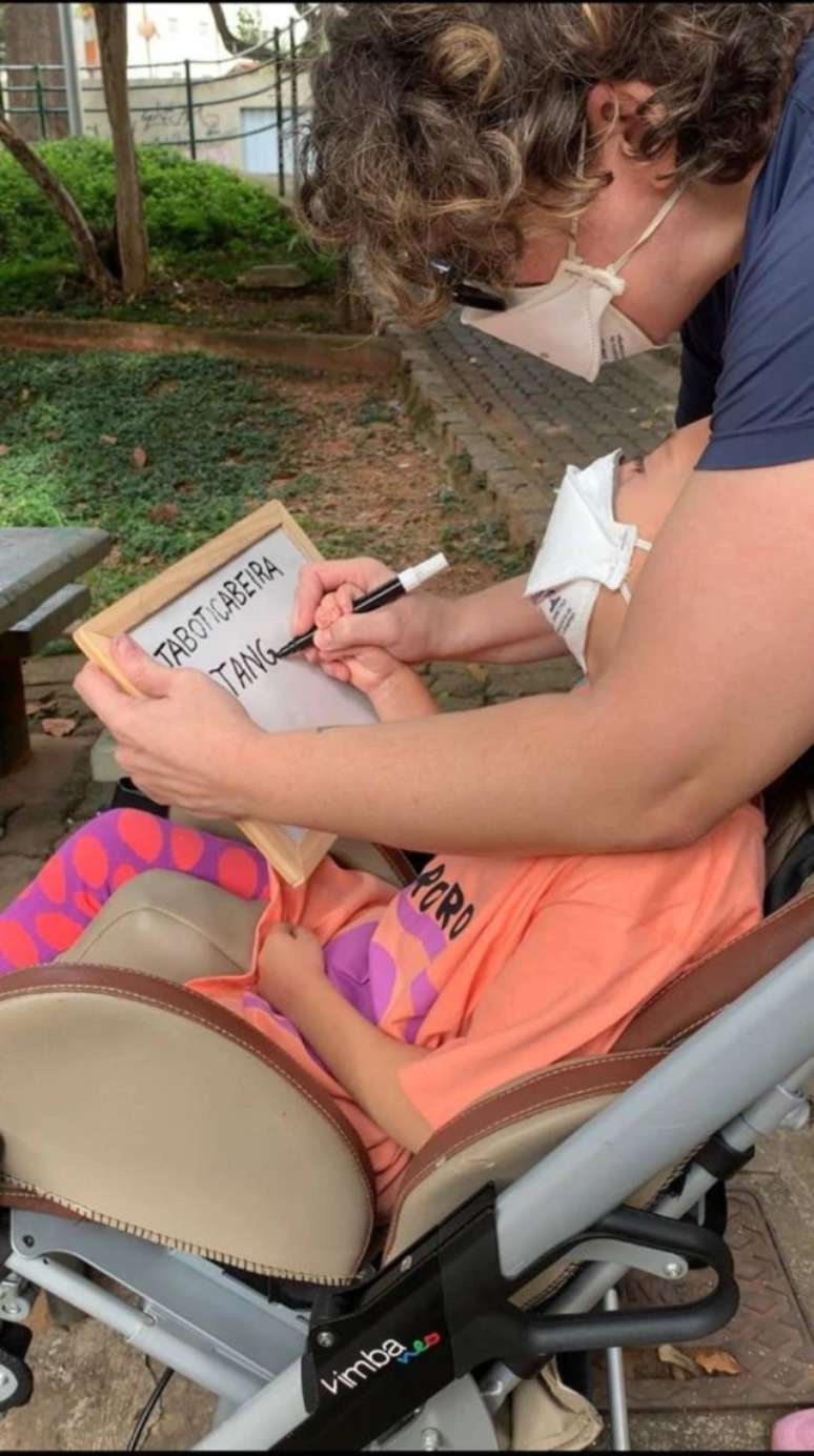 A jornalista Mariana Rosa decidiu estimular a alfabetização da filha Alice, que tem Paralisia Cerebral e Síndrome de West