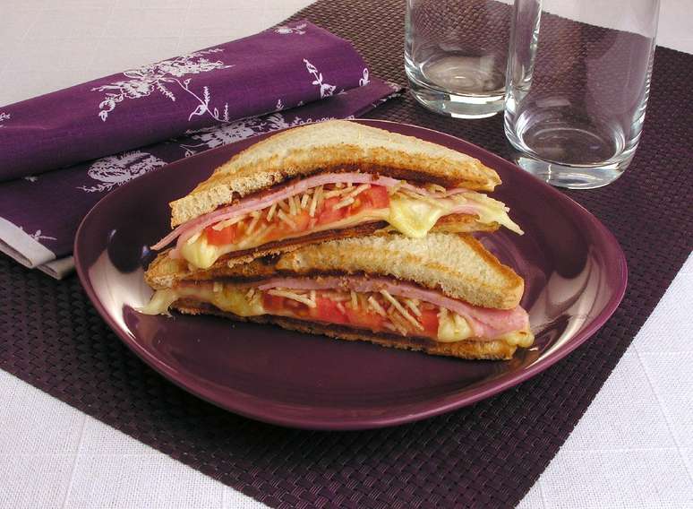 Misto-quente incrementado &ndash; Foto: Guia da Cozinha